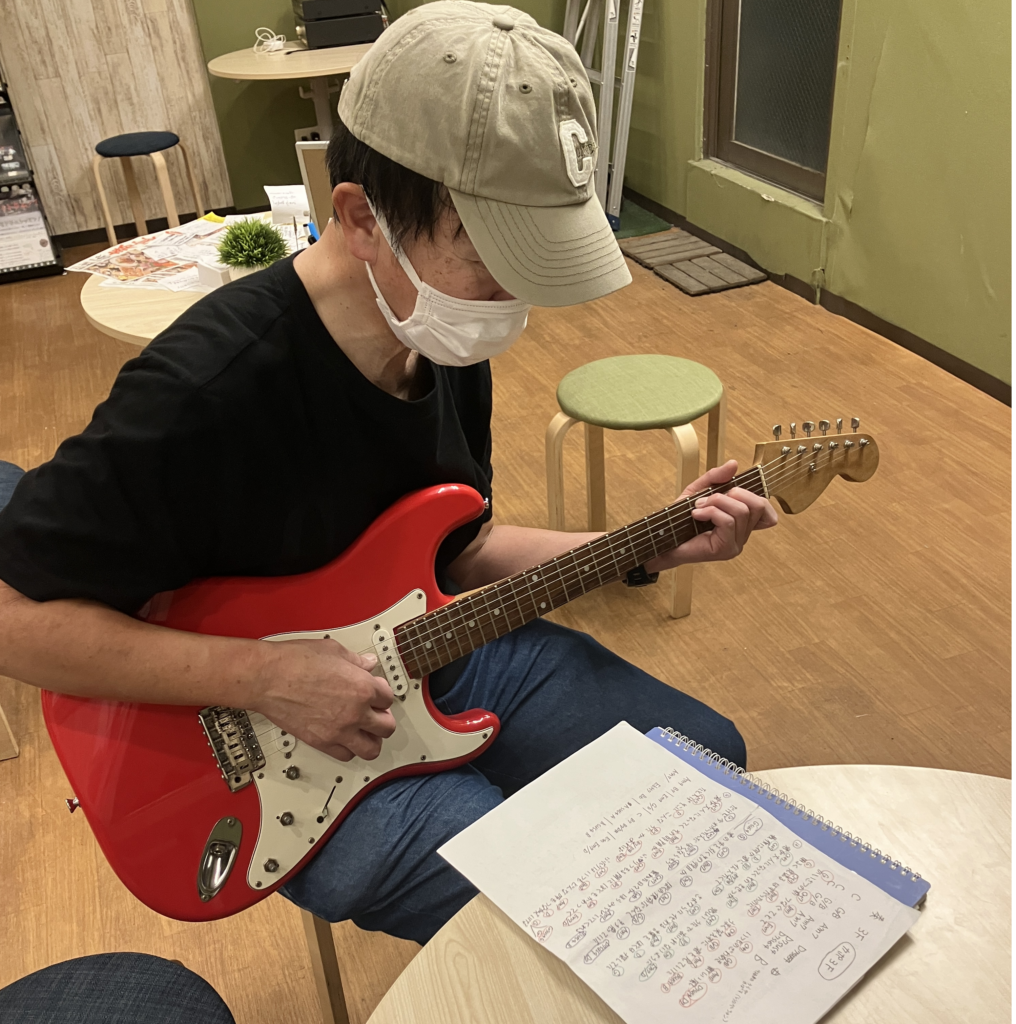 KATSUYAギタースクール西八王子駅教室の初心者の生徒さんのレッスン風景